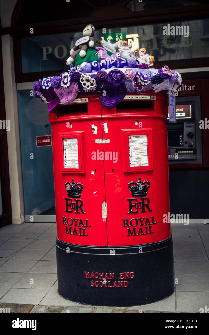 Gibraltar, territoire britannique d'outre-mer, 22 septembre 2026 : Boîte aux lettres traditionnelle icône en fer forgé rouge de la Royal Gibraltar Post Office debout Banque D'Images
