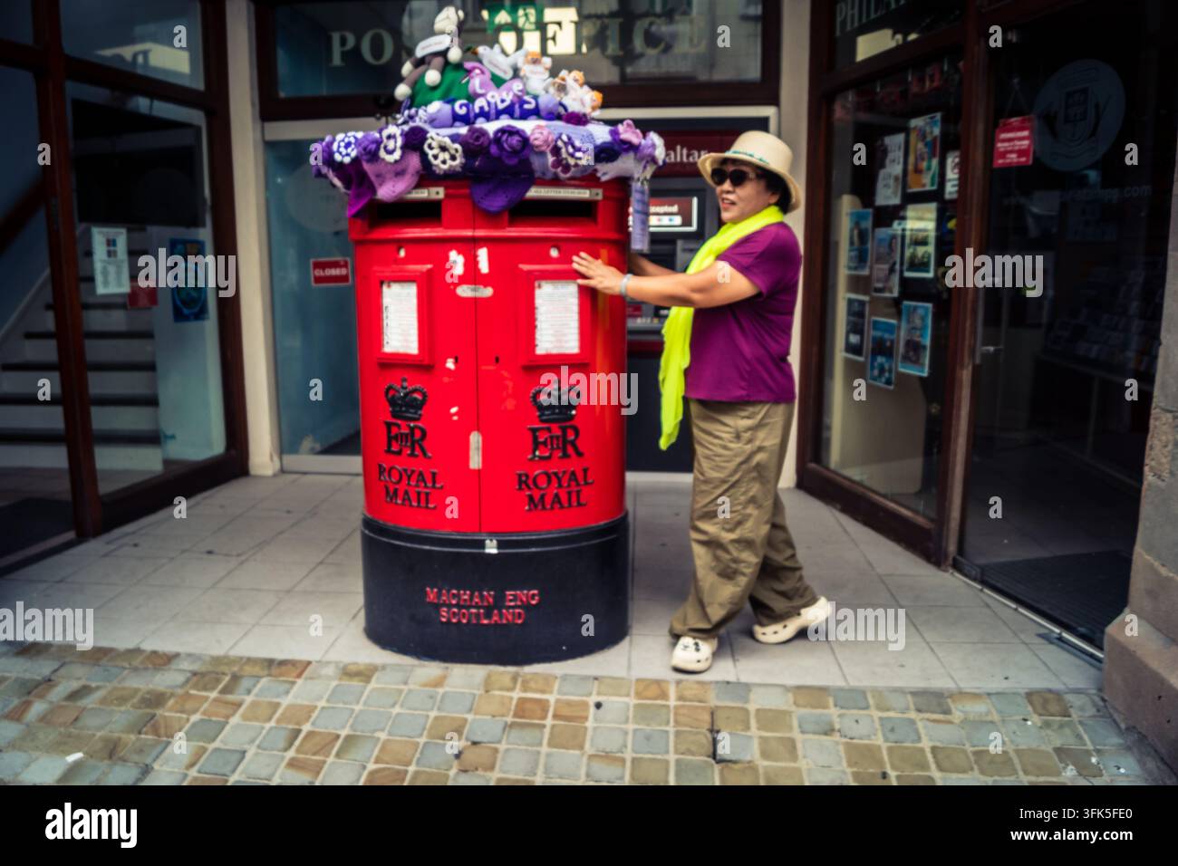 Gibraltar, territoire britannique d'outre-mer, 22 septembre 2026 : Boîte aux lettres traditionnelle icône en fer forgé rouge de la Royal Gibraltar Post Office debout Banque D'Images