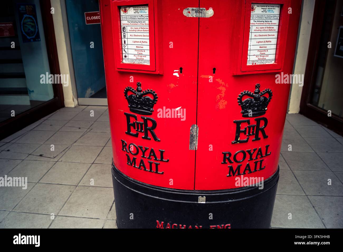 Gibraltar, territoire britannique d'outre-mer, 22 septembre 2026 : Boîte aux lettres traditionnelle icône en fer forgé rouge de la Royal Gibraltar Post Office debout Banque D'Images