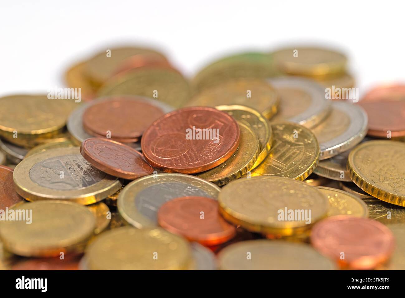 Pièces de cent, euros, monnaie lâche sur un fond blanc Banque D'Images