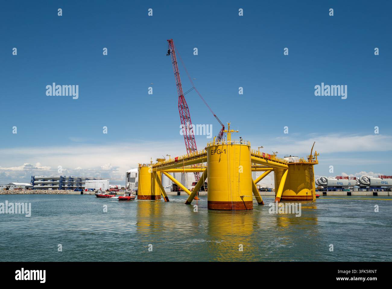 Port-la-Nouvelle (sud de la France), 13 mai 2025 : arrivée des premiers flotteurs de turbines éoliennes offshore en provenance de Marseille pour la construction de flottantes Banque D'Images