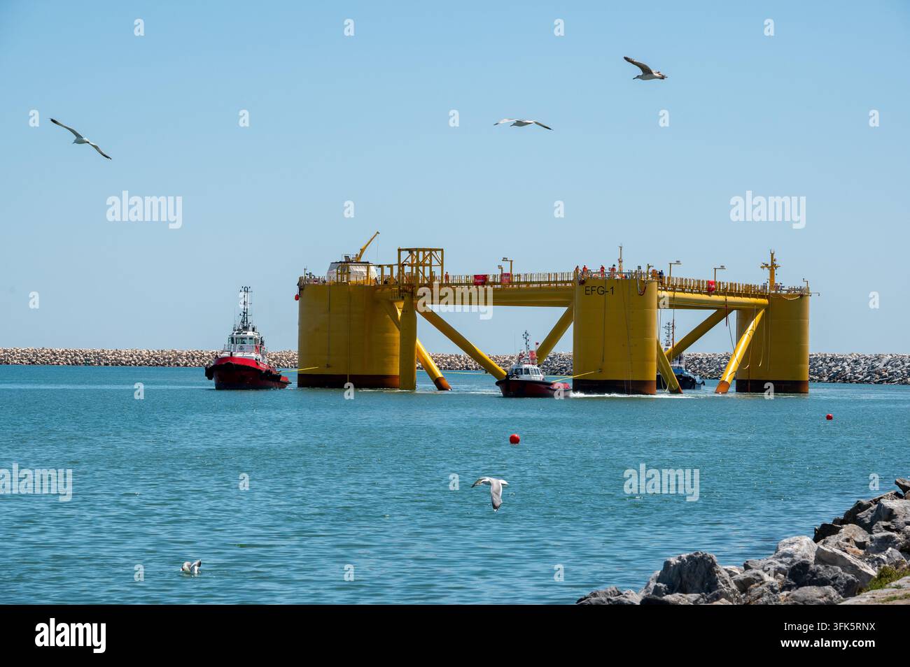 Port-la-Nouvelle (sud de la France), 13 mai 2025 : arrivée des premiers flotteurs de turbines éoliennes offshore en provenance de Marseille pour la construction de flottantes Banque D'Images
