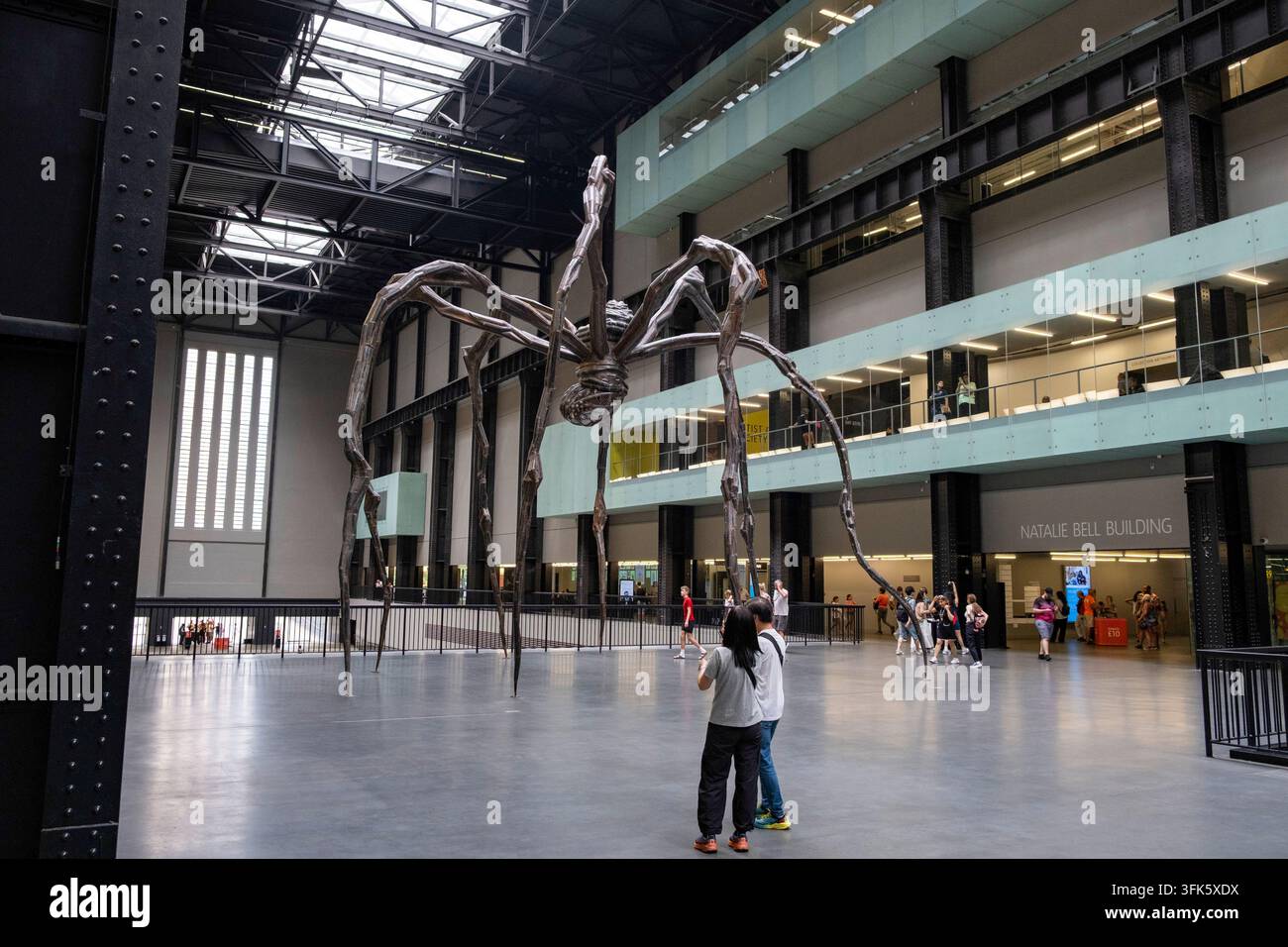Angleterre, Londres, Bankside, district de Southwark : Halle des turbines de la galerie d'art Tate Modern, art contemporain, avec la sculpture géante d'araignée de Louise Bourgeois Banque D'Images