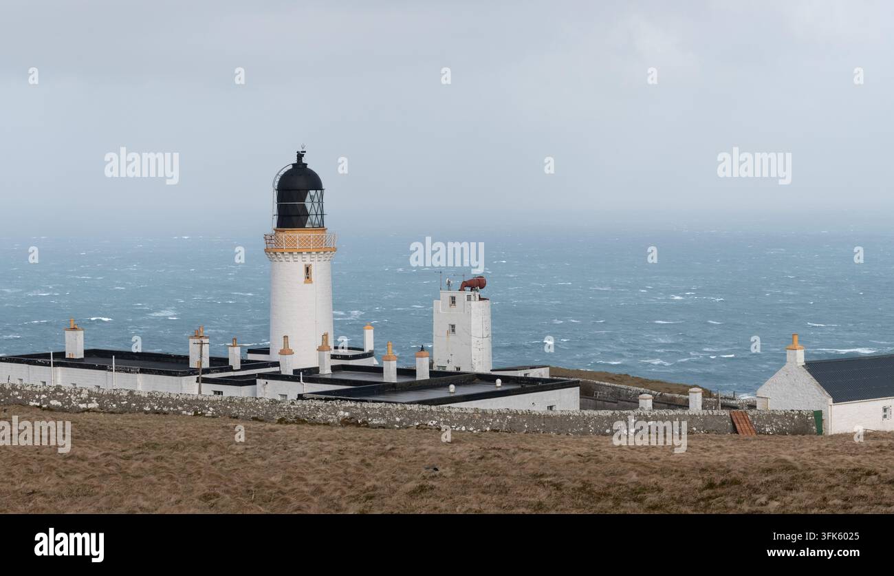 Caithness, Highlands, Écosse, Royaume-Uni - 30 mars 2026 ; Phare de Dunnet Head avec l'océan Atlantique en arrière-plan Banque D'Images