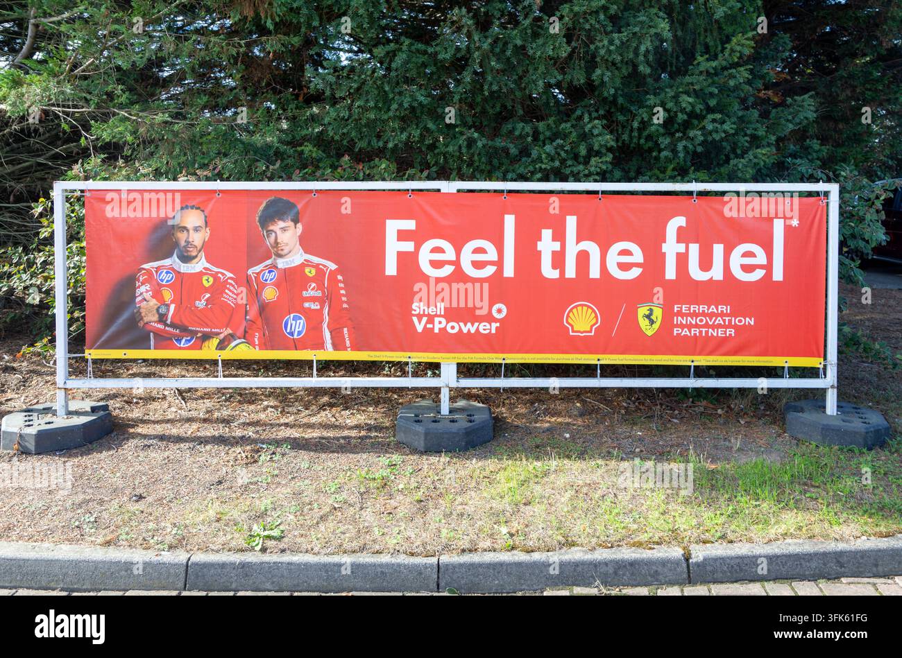 Affiche promotionnelle Feel The Fuel de la société pétrolière Shell V-Power, bannière publicitaire sur le bord de route Scuderia Ferrari HP équipe de Formule 1, Royaume-Uni Banque D'Images