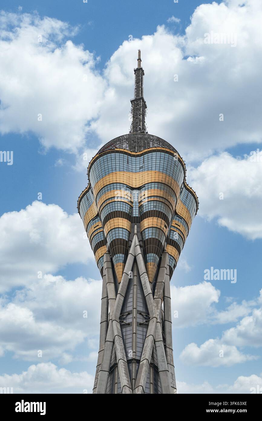 Grossissement de l'antenne au sommet de la tour Zhongyuan et de sa terrasse d'observation en forme de pétale à Zhengzhou Banque D'Images