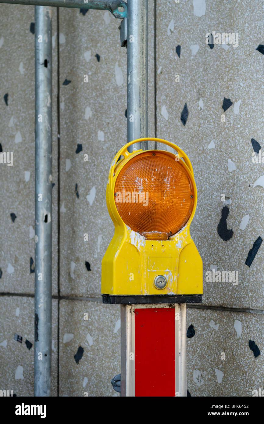 Barrière de chantier rayée rouge et blanc avec éléments d'avertissement. Concept de travaux routiers urbains et de sécurité. Banque D'Images