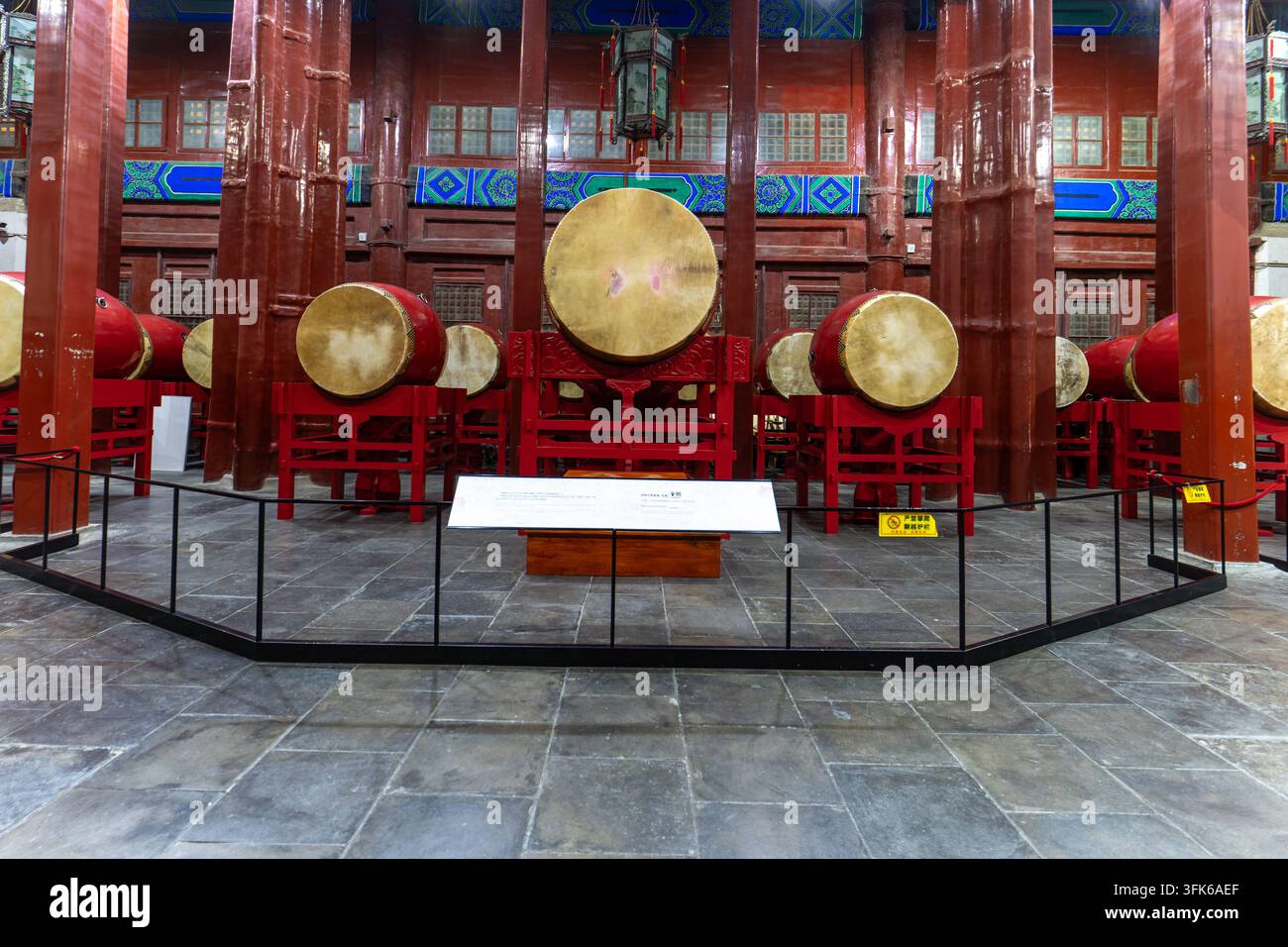24 tambours des termes solaires exposés à l'intérieur de la Tour des Tambours de Pékin avec une architecture intérieure chinoise traditionnelle Banque D'Images