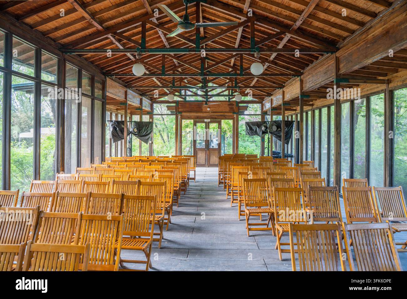 Ventilateurs de plafond et chaises en bois dans un auditorium en bois Banque D'Images