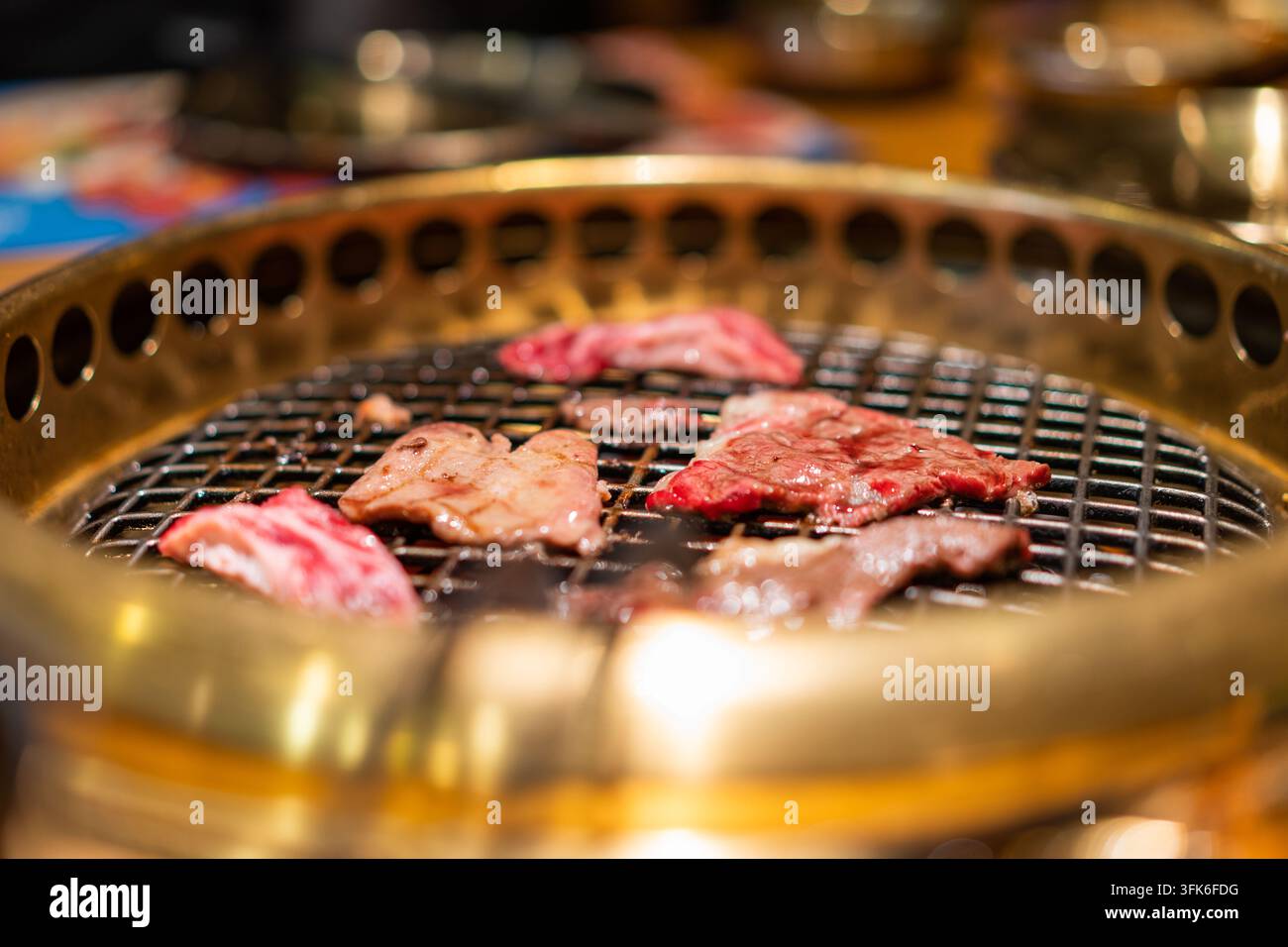 Gros plan de viande grillée sur une grille de barbecue avec une faible profondeur de champ Banque D'Images