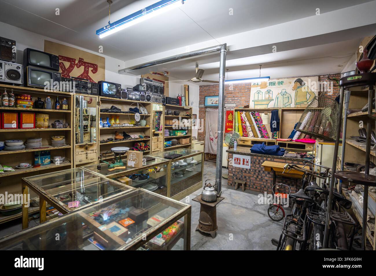 Étagères de magasin général de la coopérative d'approvisionnement et de commercialisation vintage avec de vieux objets de collection Banque D'Images