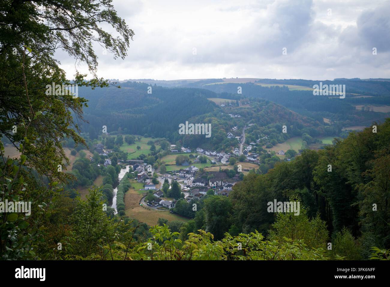Le village pittoresque d'Ouren le long de la rivière Our dans l'est de la Belgique. La région est populaire auprès des randonneurs. Banque D'Images