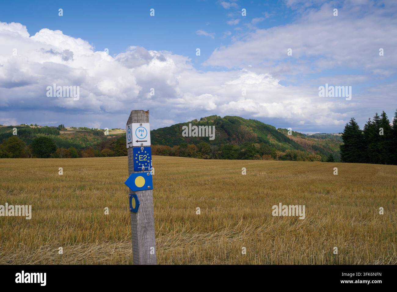 Signe de la randonnée longue distance E2 d'Écosse jusqu'au sud de la France. Photo prise au Luxembourg. Banque D'Images