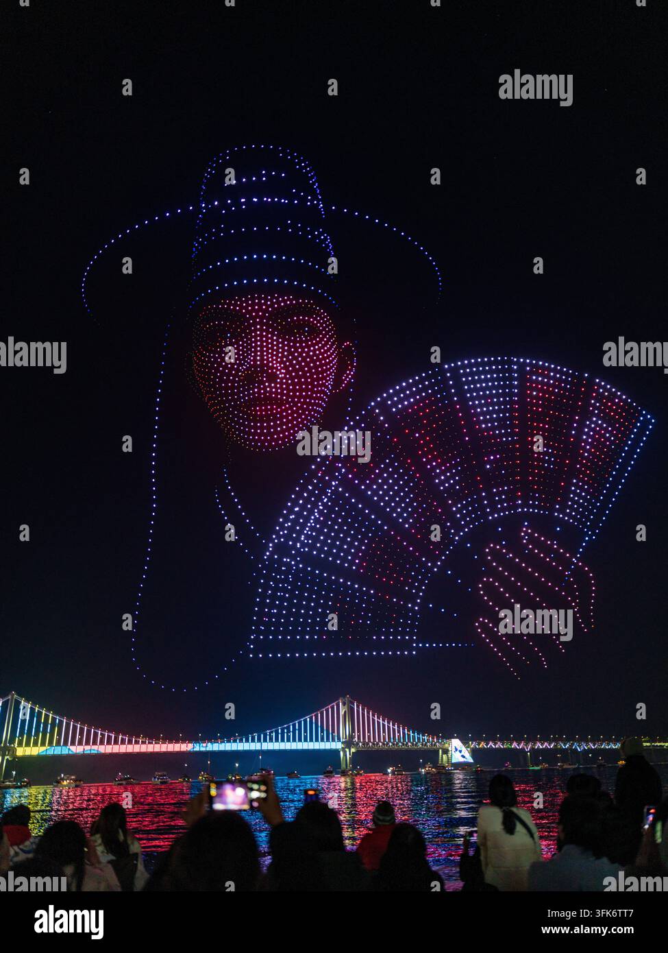 Busan, Busan, Corée du Sud - 14 février 2026 : Vue d’un spectacle de lumières de drones représentant une figure traditionnelle coréenne avec un éventail au-dessus du Gwanga illuminé Banque D'Images