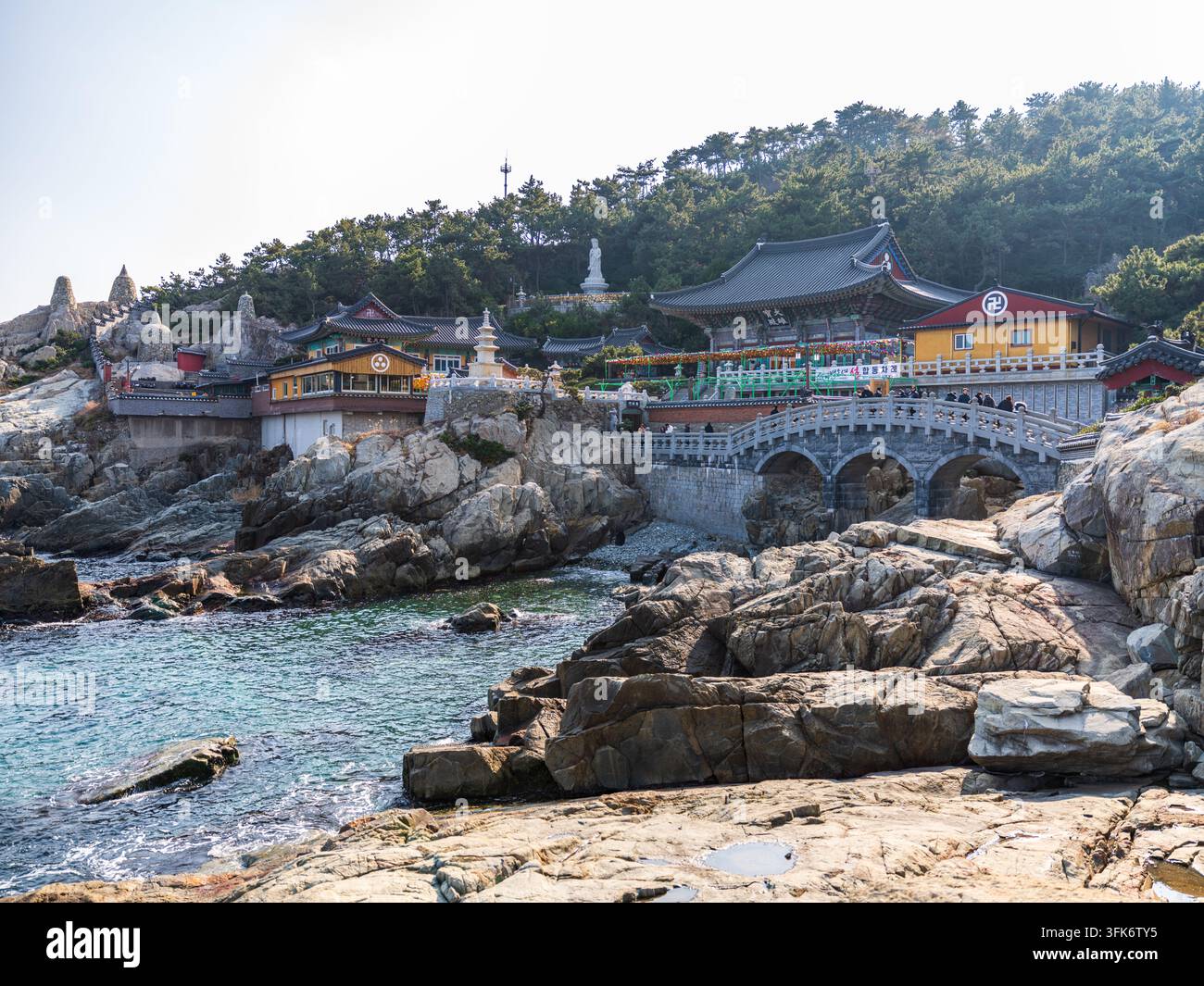 Busan, Busan, Corée du Sud - 14 février 2026 : Vue du temple Haedong Yonggungsa avec son architecture traditionnelle, son pont de pierre et sa côte rocheuse o Banque D'Images
