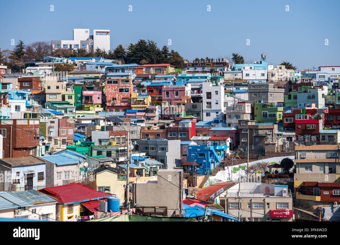 Busan, Busan, Corée du Sud - 14 février 2026 : Vue des maisons colorées du village culturel de Gamcheon, présentant une architecture vibrante et une urbanisation en colline Banque D'Images