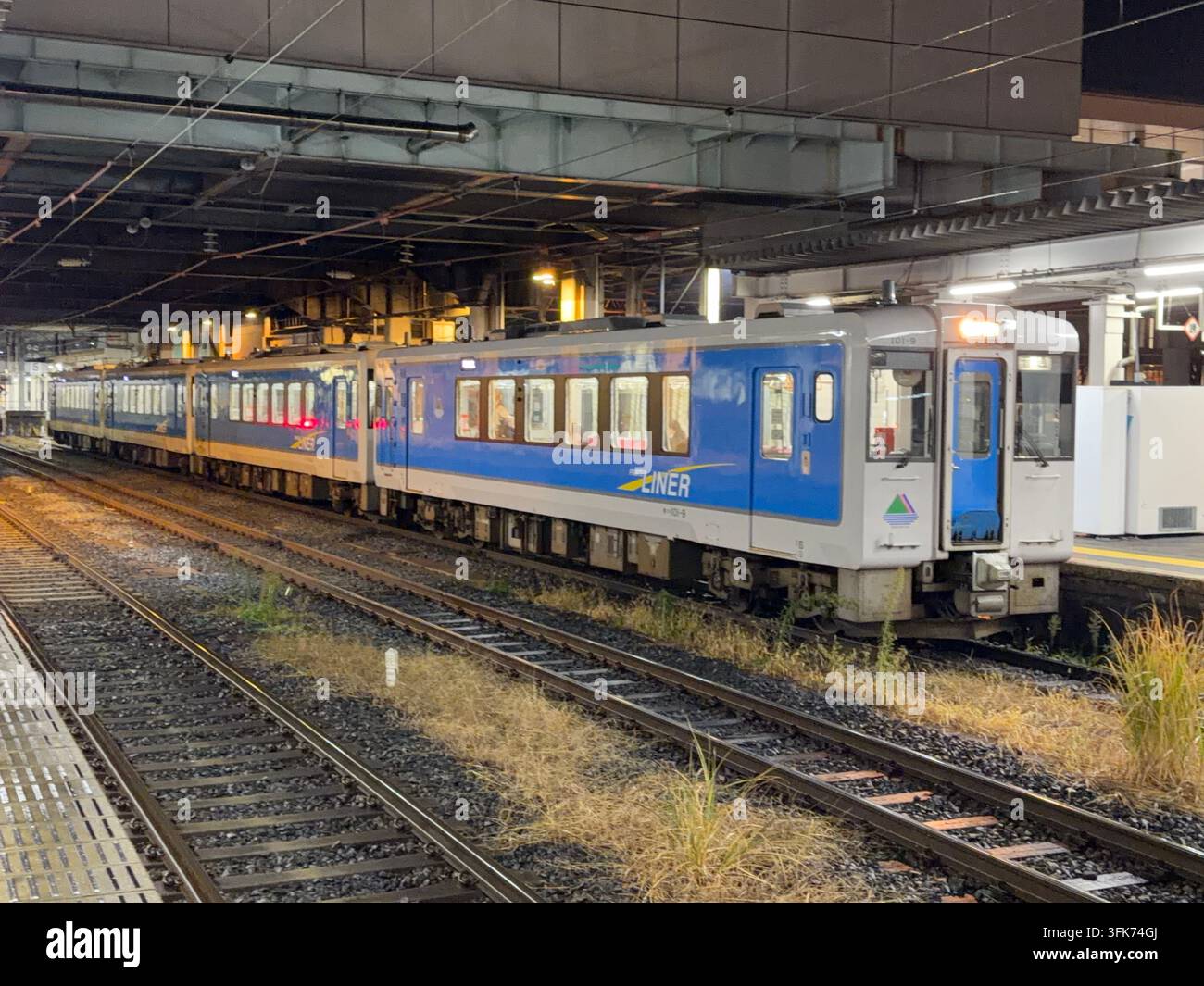 YAMAGATA, JAPON - 21 DÉCEMBRE 2025 : Voitures diesel JR East KiHa 101 en livrée bleue et blanche « Fruit Liner » à la gare de Yamagata, desservant l'Aterazaw - Image de stock capturée avec un smartphone