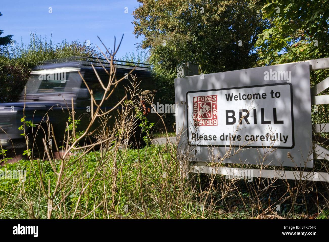 Un Landrover passe devant le panneau du village de Brill dans le Buckinghamshire, en Angleterre Banque D'Images