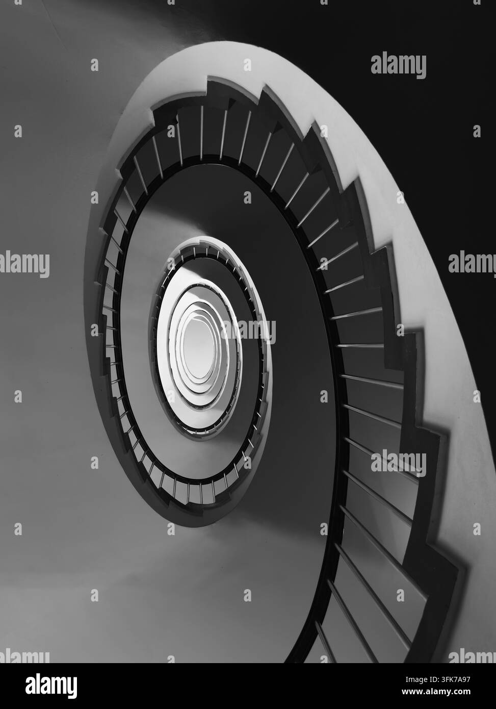 Fond architectural abstrait en spirale noir et blanc Banque D'Images