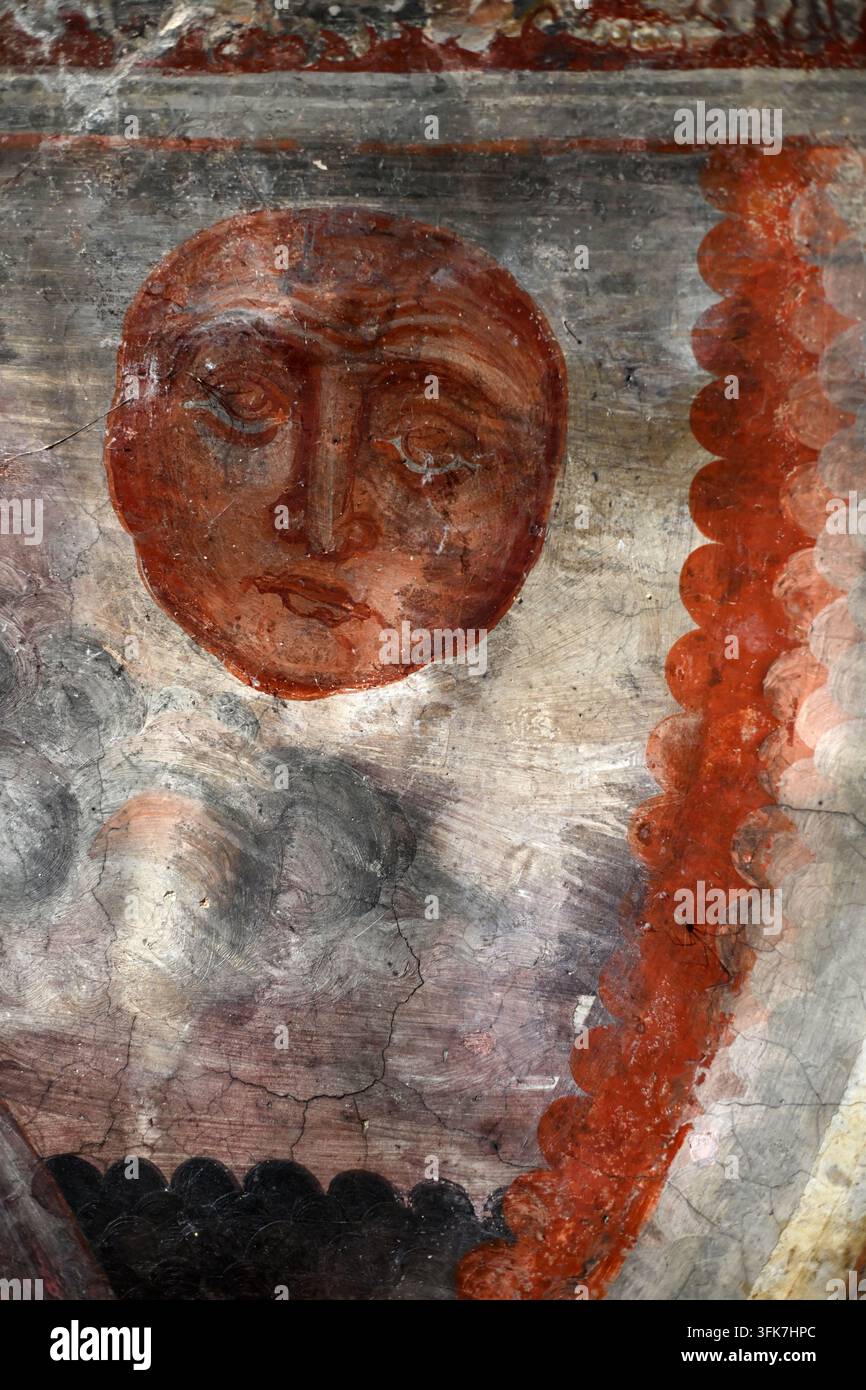 Peinture murale ou fresque du XIe siècle représentant un visage humain rond ou un homme dans la lune dans l'abside de la chapelle Saint-Thomas Thorame-Basse Alpes-de-Haute-Provence France Banque D'Images