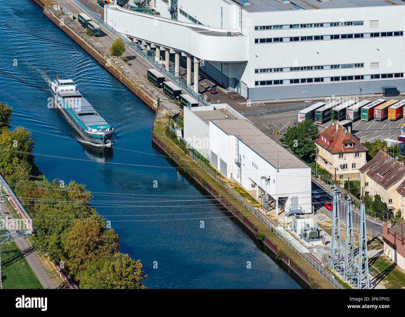 Usine Audi de Neckarsulm, devant elle un navire de charge sur le Neckar. AUDI AG est l'un des plus grands employeurs de la région économique de Heilbronn-Franken. Mo Banque D'Images