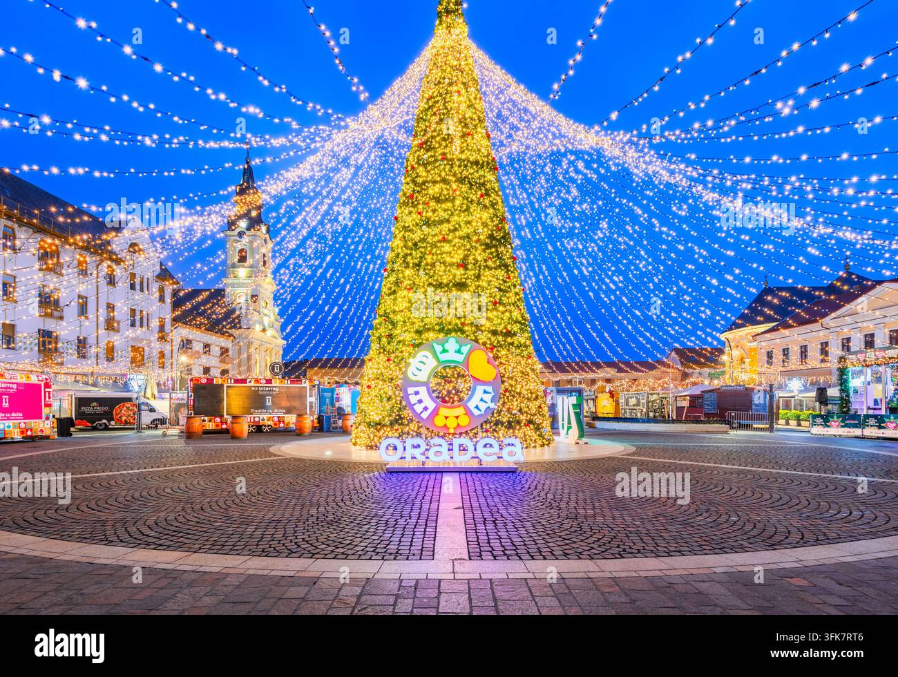 14 décembre 2025. Énorme sapin de Noël illuminé et auvent lumineux à Oradea, Roumanie. Banque D'Images