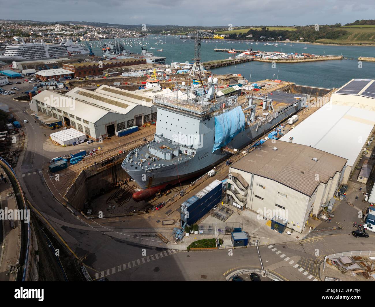 FALMOUTH, UK - 17 SEPTEMBRE 2026. Le navire amphibie Cardigan Bay de la Royal Fleet Auxiliary est à quai dans un dock sec pendant ses travaux de maintenance et de réparation à Falmouth Banque D'Images