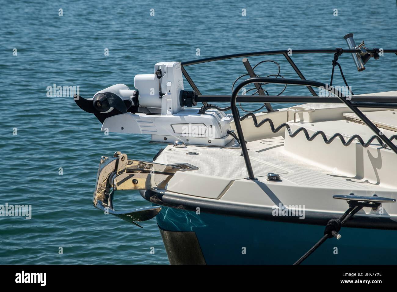 Moteur électrique de traînée monté à l'arrière d'un bateau de loisir avec l'hélice surélevée au-dessus de l'eau. Banque D'Images