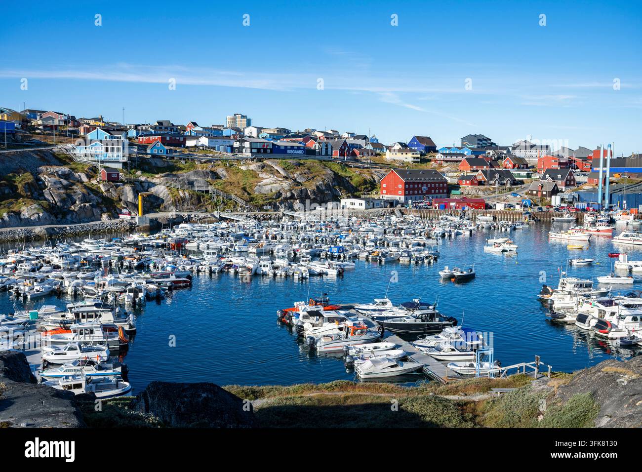 Port d'Ilulissat avec de nombreux bateaux, baie de Disko, Ilulissat, Ouest du Groenland, Groenland Banque D'Images