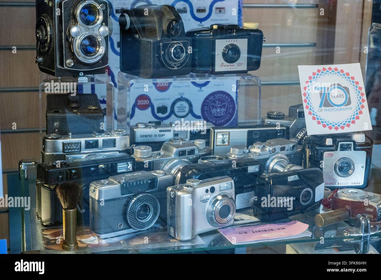 Sélection de caméras vintage et rétro exposées dans la vitrine d'une boutique de photographie au centre-ville de Southampton, Hampshire, Royaume-Uni Banque D'Images