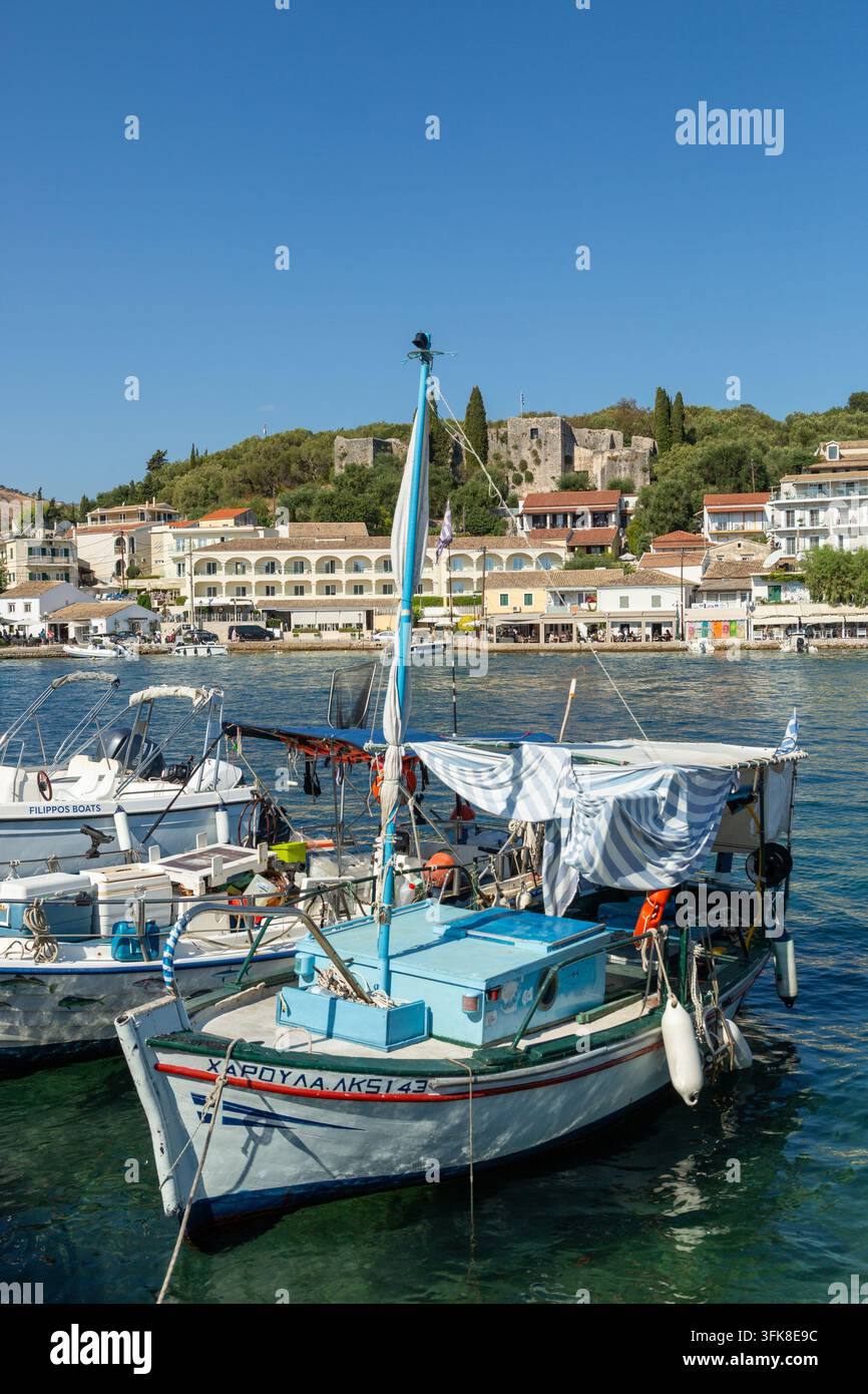 Un petit bateau de pêche traditionnel amarré dans le port de Kassiopi sur l'île de Corfou, en Grèce Banque D'Images
