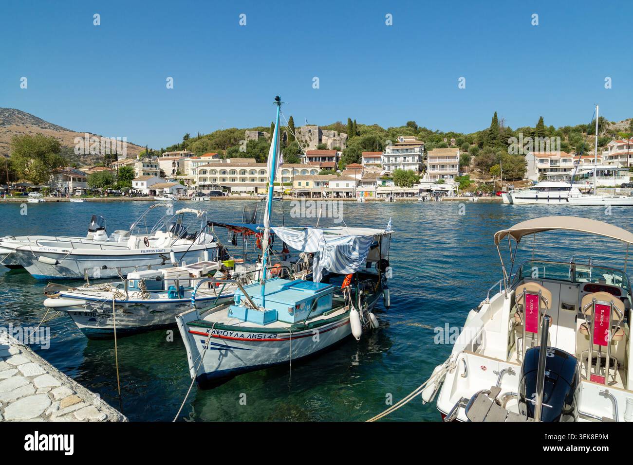 Le port pittoresque de Kassiopi sur l'île de Corfou en Grèce. Banque D'Images