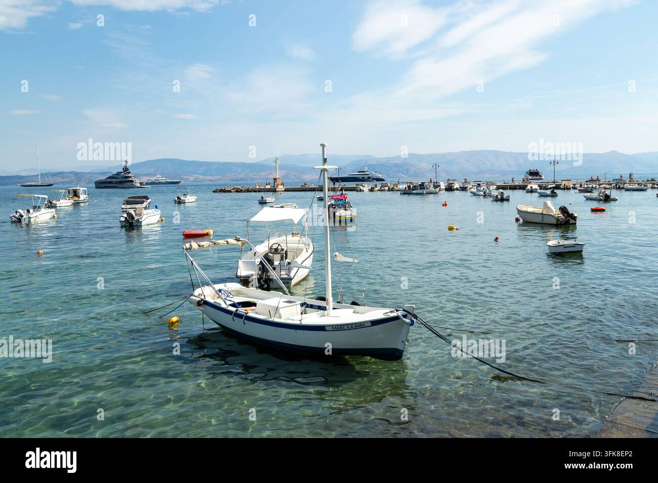 Bateaux amarrés dans la baie de Garitsa, Corfou, Grèce Banque D'Images