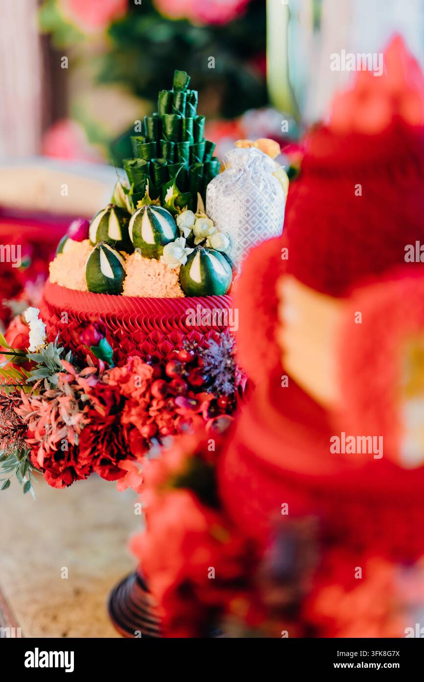 Plateau de fiançailles de mariage traditionnel avec des courges sculptées vertes et des pyramides de feuilles Banque D'Images