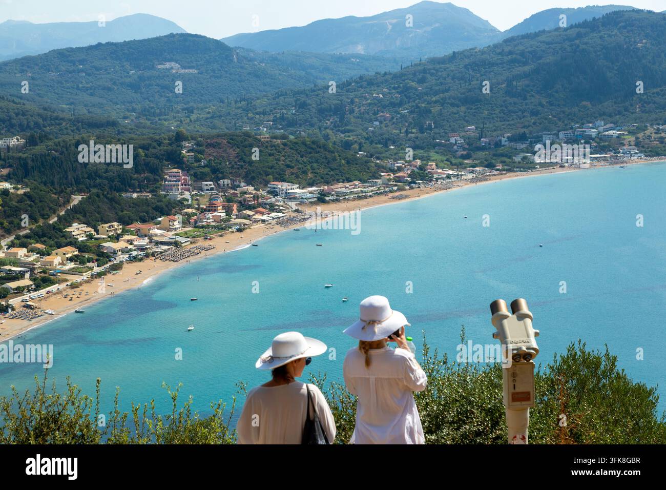 Deux femmes à un point de vue surplombant la plage d'Agios Georgios près d'Afionas dans le nord de Corfou, Grèce Banque D'Images