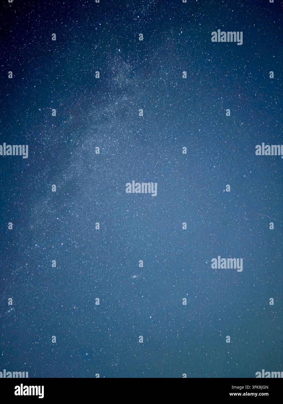 La Voie lactée et d'innombrables étoiles sont visibles dans le ciel nocturne clair au-dessus de l'île de Sylt sur la mer du Nord, Schleswig-Holstein, Allemagne. - Image de stock capturée avec un smartphone