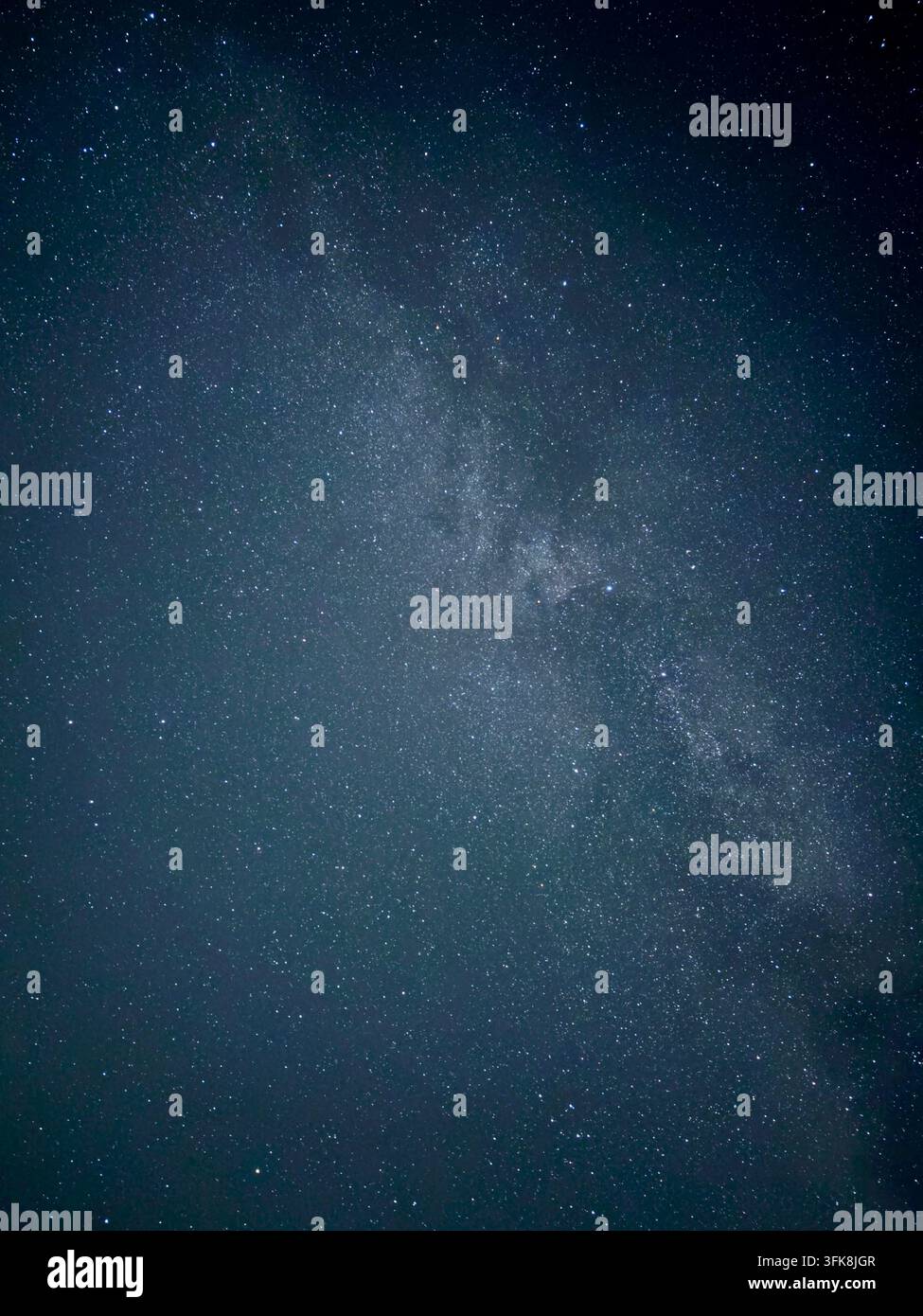 La Voie lactée et d'innombrables étoiles sont visibles dans le ciel nocturne clair au-dessus de l'île de Sylt sur la mer du Nord, Schleswig-Holstein, Allemagne. - Image de stock capturée avec un smartphone