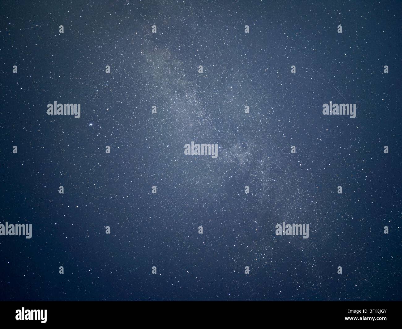 La Voie lactée et d'innombrables étoiles sont visibles dans le ciel nocturne clair au-dessus de l'île de Sylt sur la mer du Nord, Schleswig-Holstein, Allemagne. - Image de stock capturée avec un smartphone