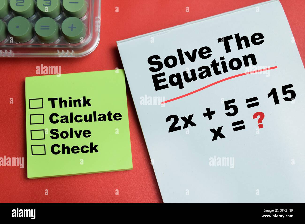 Concept de résolution de l'équation 2x plus 15 égale écrit dans un livre isolé sur une table. Pour l'enseignement des mathématiques Banque D'Images