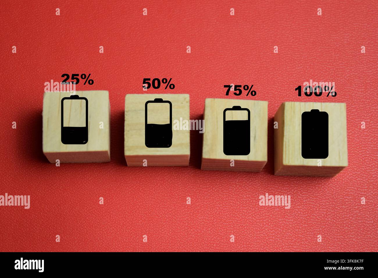 Indicateur de niveau de charge de la batterie avec des cubes en bois empilés numérotés sur la table. Pour l'état d'énergie et la capacité de puissance Banque D'Images