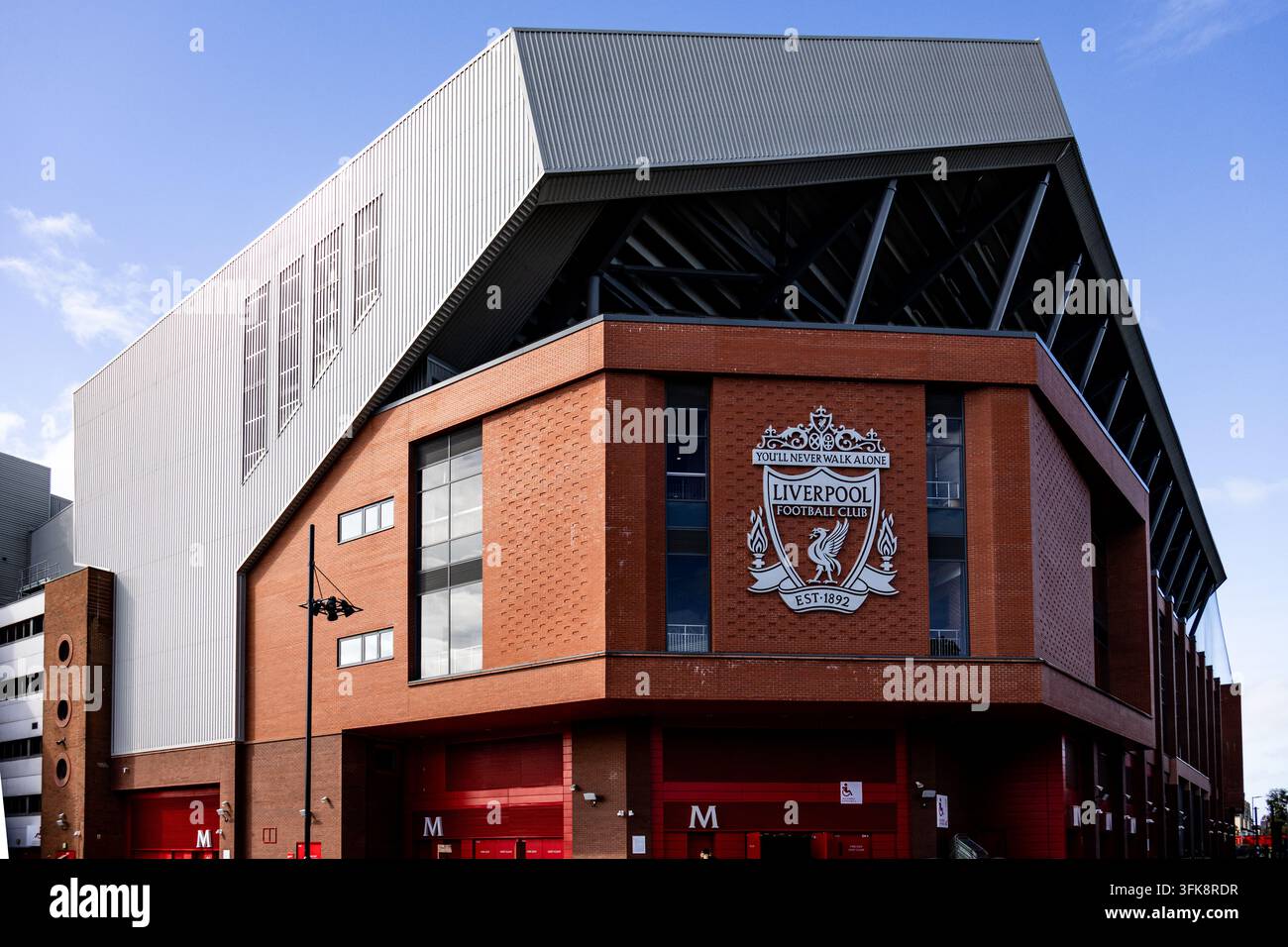 Stand en briques rouges avec le blason du Liverpool FC sous son grand toit incliné et son revêtement gris au stade d'Anfield, Liverpool, Royaume-Uni. 23 septembre 2026 Banque D'Images
