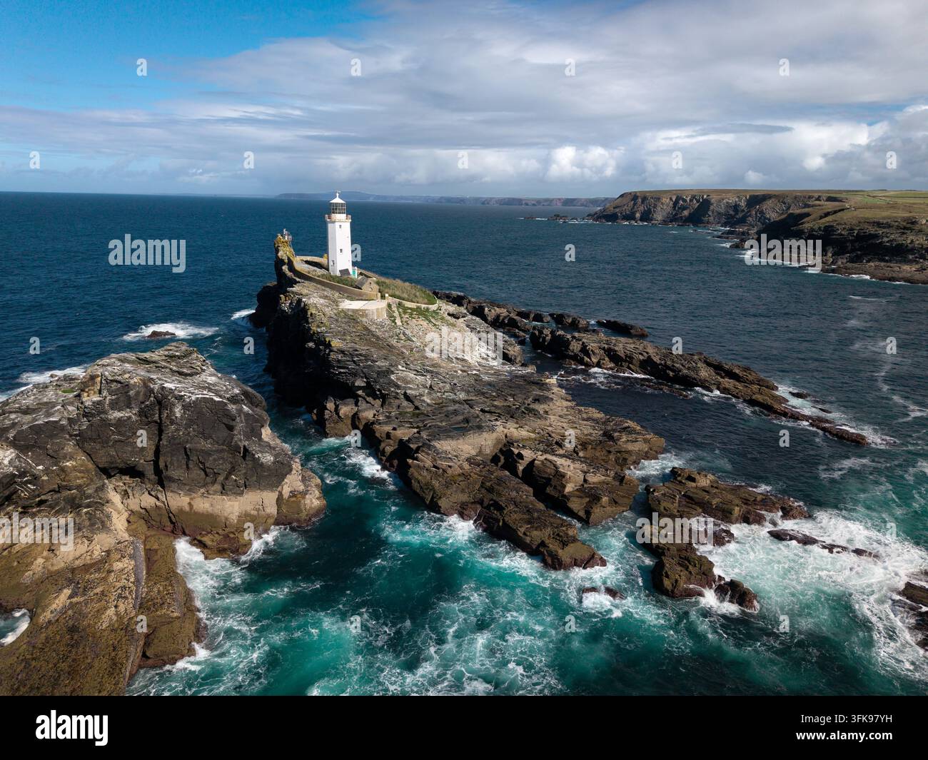 Paysage panoramique aérien du phare de Godrevy sur l'île de Godrevy dans la baie de St Ives en Cornouailles, Royaume-Uni, par une belle journée ensoleillée avec des vagues blanches s'écrasant o Banque D'Images