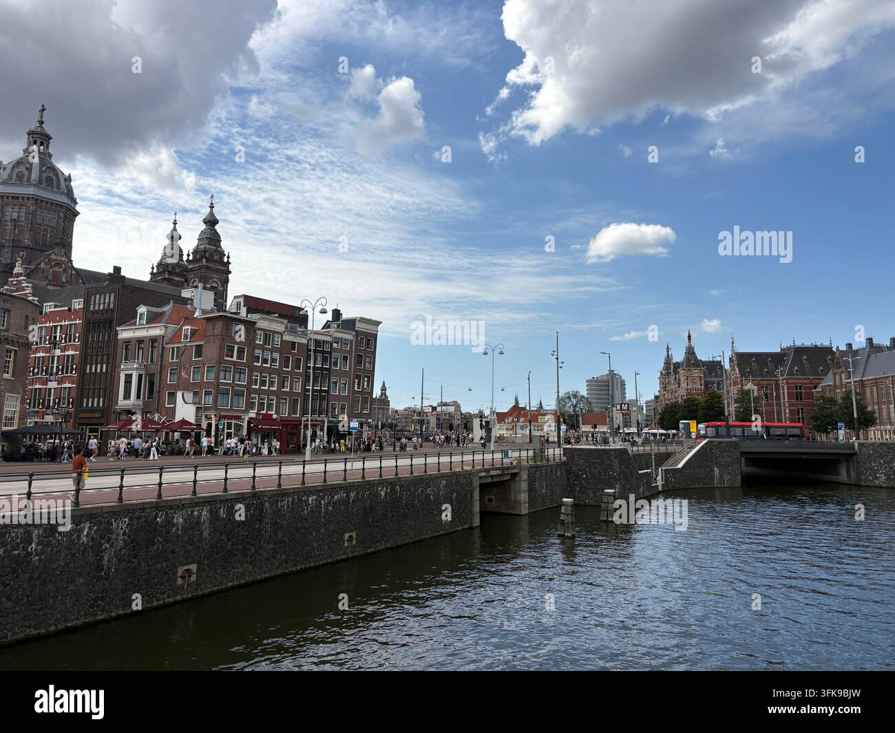 Amsterdam, Pays-Bas — paysage urbain pittoresque comprenant des maisons traditionnelles, des voies d'eau paisibles et une architecture historique le long du canal. - Image de stock capturée avec un smartphone