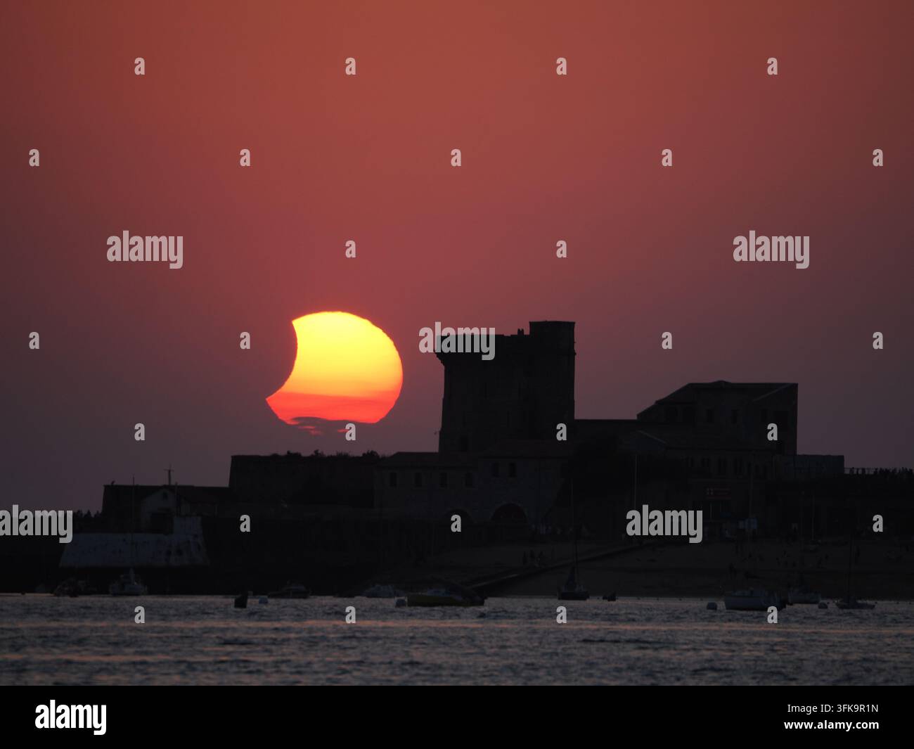 Couchant à Socoa pendant l'éclipse solaire pris depuis la plage de Saint Jean de Luz Banque D'Images