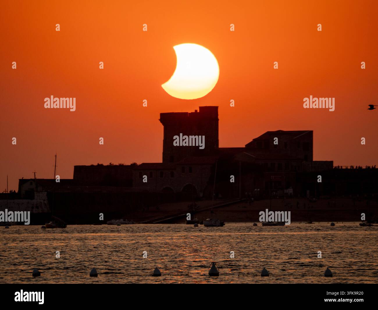 Couchant à Socoa pendant l'éclipse solaire pris depuis la plage de Saint Jean de Luz Banque D'Images