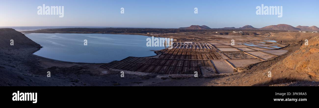 Vue panoramique des Salinas de Janubio à Lanzarote, Îles Canaries, Espagne. Banque D'Images