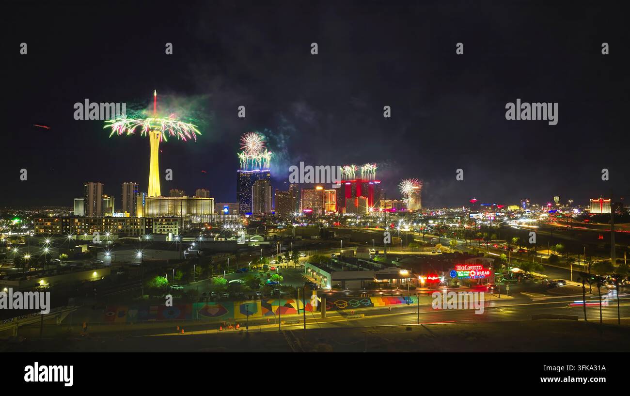 Vue aérienne du Strip de Las Vegas dans le Nevada illuminé par des feux d'artifice du 4 juillet la nuit. Les traînées de voitures colorées et les lumières vives de la ville créent une ambiance festive Banque D'Images