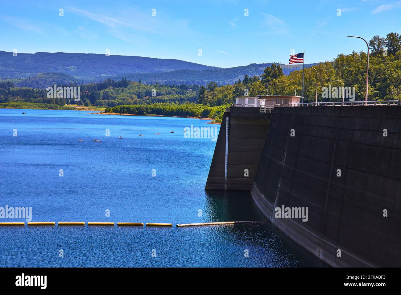 Barrage de Mossyrock et lac Riffe avec des collines boisées en été dans l'État de Washington Banque D'Images
