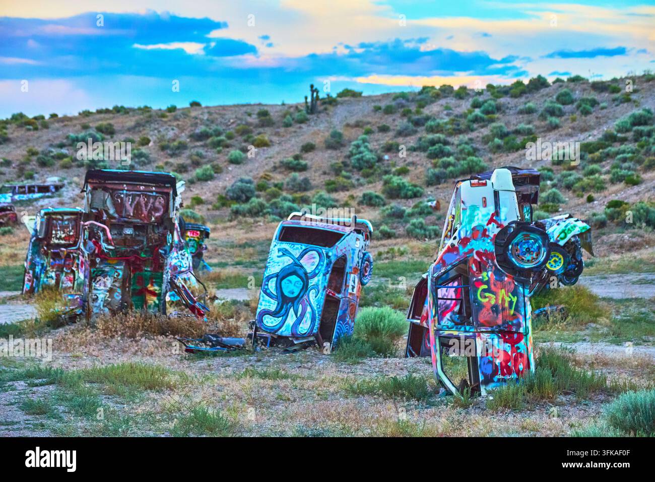 Véhicules abandonnés couverts de graffitis dans une forêt internationale de voitures dans le désert du Nevada Banque D'Images