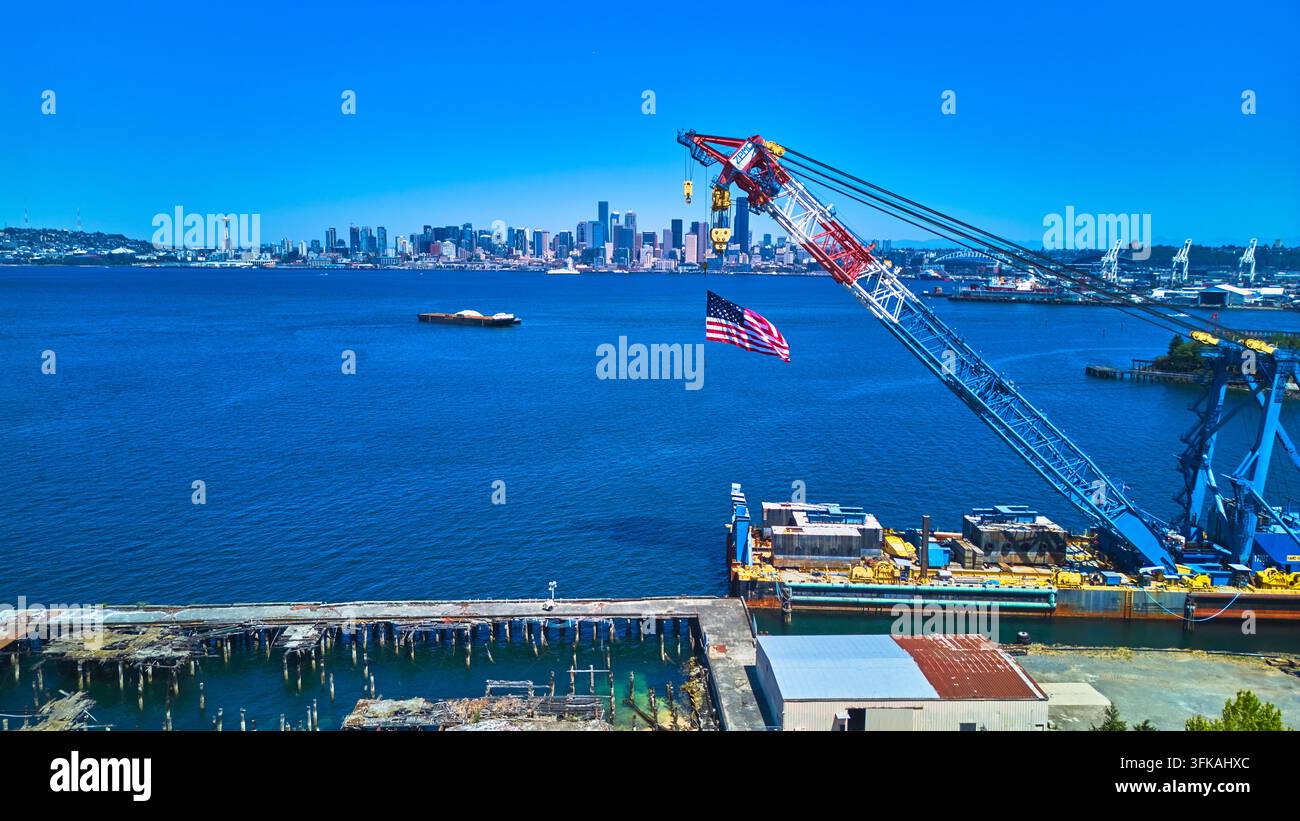 Vue aérienne de la skyline de Seattle avec drapeau américain, grue et vue sur l'industrie portuaire Banque D'Images